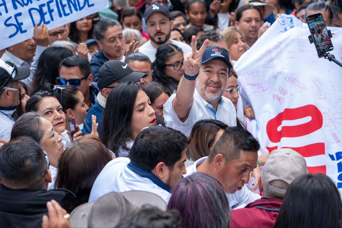 pabelml's tweet photo. Hoy inscribimos una candidatura que le pertenece al pueblo de Quito.

Lo hicimos acompañados por un enorme movimiento ciudadano: barrios, organizaciones sociales, mujeres, jóvenes, adultos mayores, trabajadores, mercados, parroquias rurales y sectores productivos que creen en una ciudad con igualdad, dignidad, oportunidades y justicia social.

Agradezco a la Revolución Ciudadana, Unidad Popular, el Partido Socialista y el Movimiento 70 por construir este proceso de unidad. La democracia también consiste en encontrarnos desde nuestras coincidencias, respetar nuestras diferencias y poner a Quito por delante.

El pueblo quiteño reconoce que las obras están llegando a sectores históricamente olvidados, que la inversión pública genera empleo, que la movilidad se transforma y que los barrios y parroquias rurales cuentan hoy con más oportunidades.

Este proyecto tiene un único mandante y soberano: el pueblo de Quito. Con ustedes seguiremos recorriendo cada barrio, trabajando de mañana, tarde y noche y profundizando este cambio para mejorar la vida de todas y todos, empezando siempre por quienes más lo necesitan.

Gracias por sus abrazos, sus bendiciones y su confianza. Les pido que sigamos caminando juntos y que nunca nos soltemos la mano.

Por ustedes y por Quito: todo, absolutamente todo.
¡Hasta la victoria siempre, Quito de mi alma!