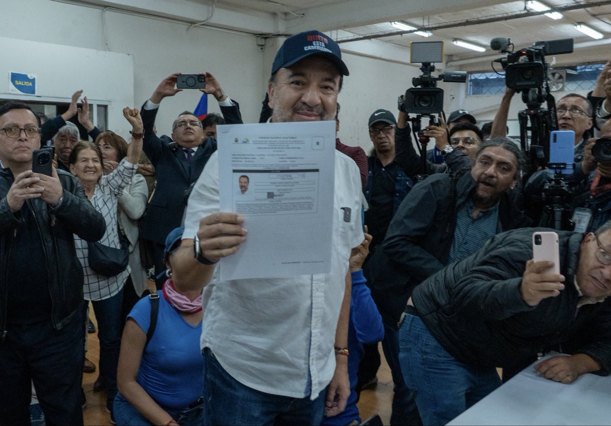pabelml's tweet photo. Hoy inscribimos una candidatura que le pertenece al pueblo de Quito.

Lo hicimos acompañados por un enorme movimiento ciudadano: barrios, organizaciones sociales, mujeres, jóvenes, adultos mayores, trabajadores, mercados, parroquias rurales y sectores productivos que creen en una ciudad con igualdad, dignidad, oportunidades y justicia social.

Agradezco a la Revolución Ciudadana, Unidad Popular, el Partido Socialista y el Movimiento 70 por construir este proceso de unidad. La democracia también consiste en encontrarnos desde nuestras coincidencias, respetar nuestras diferencias y poner a Quito por delante.

El pueblo quiteño reconoce que las obras están llegando a sectores históricamente olvidados, que la inversión pública genera empleo, que la movilidad se transforma y que los barrios y parroquias rurales cuentan hoy con más oportunidades.

Este proyecto tiene un único mandante y soberano: el pueblo de Quito. Con ustedes seguiremos recorriendo cada barrio, trabajando de mañana, tarde y noche y profundizando este cambio para mejorar la vida de todas y todos, empezando siempre por quienes más lo necesitan.

Gracias por sus abrazos, sus bendiciones y su confianza. Les pido que sigamos caminando juntos y que nunca nos soltemos la mano.

Por ustedes y por Quito: todo, absolutamente todo.
¡Hasta la victoria siempre, Quito de mi alma!