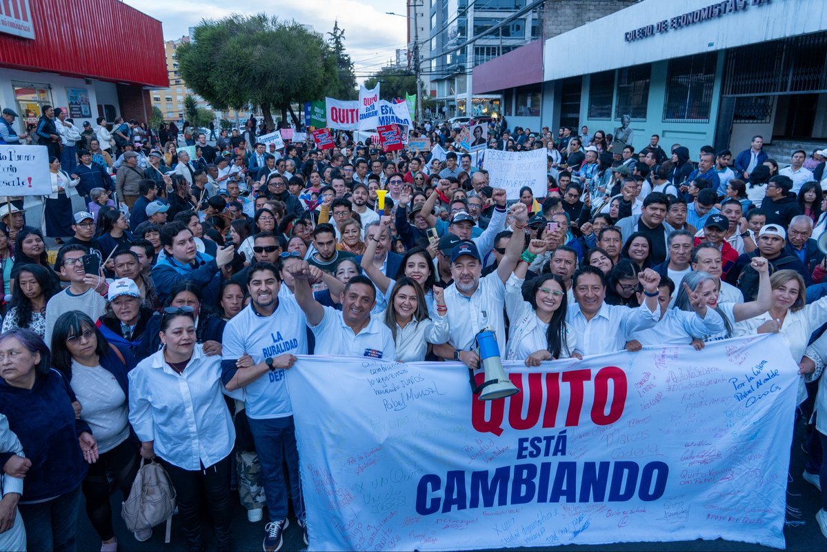 pabelml's tweet photo. Hoy inscribimos una candidatura que le pertenece al pueblo de Quito.

Lo hicimos acompañados por un enorme movimiento ciudadano: barrios, organizaciones sociales, mujeres, jóvenes, adultos mayores, trabajadores, mercados, parroquias rurales y sectores productivos que creen en una ciudad con igualdad, dignidad, oportunidades y justicia social.

Agradezco a la Revolución Ciudadana, Unidad Popular, el Partido Socialista y el Movimiento 70 por construir este proceso de unidad. La democracia también consiste en encontrarnos desde nuestras coincidencias, respetar nuestras diferencias y poner a Quito por delante.

El pueblo quiteño reconoce que las obras están llegando a sectores históricamente olvidados, que la inversión pública genera empleo, que la movilidad se transforma y que los barrios y parroquias rurales cuentan hoy con más oportunidades.

Este proyecto tiene un único mandante y soberano: el pueblo de Quito. Con ustedes seguiremos recorriendo cada barrio, trabajando de mañana, tarde y noche y profundizando este cambio para mejorar la vida de todas y todos, empezando siempre por quienes más lo necesitan.

Gracias por sus abrazos, sus bendiciones y su confianza. Les pido que sigamos caminando juntos y que nunca nos soltemos la mano.

Por ustedes y por Quito: todo, absolutamente todo.
¡Hasta la victoria siempre, Quito de mi alma!