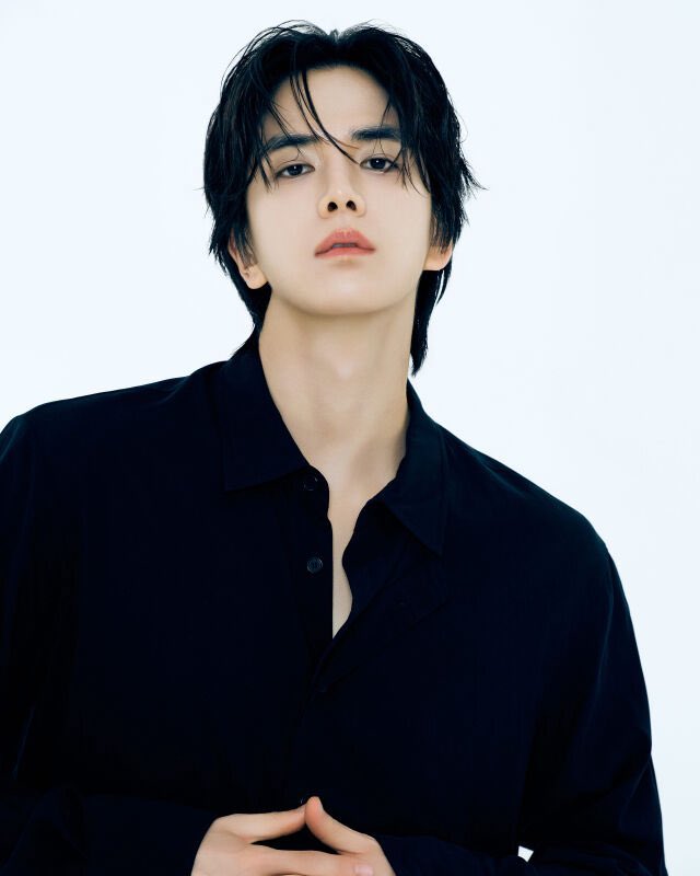 okmandooo's tweet photo. 이사람 배우소속사들어갔습니다 이제 잘생긴역할 이사람한테맡기세요 다죽엇습니다 미남역할 이사람이해야됩니다 사연잇고키크고얼굴하얗고선배같은역할이분이해야됩니다 아니면 애교많은부자막내아들 https://t.co/9LeMcUngw3