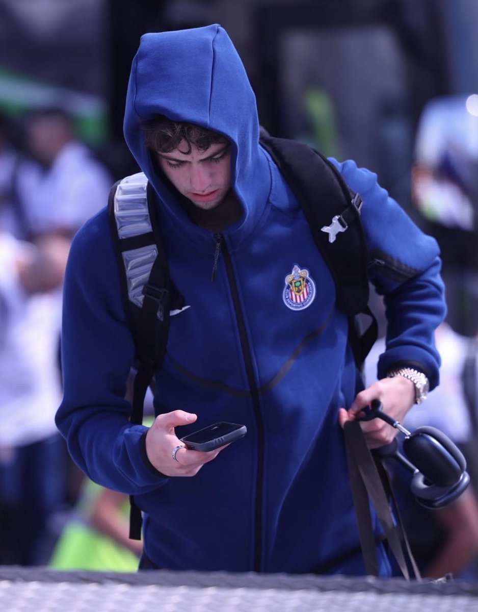 pxydpac's tweet photo. Siempre con su teléfono el precioso https://t.co/XkCsyshecf