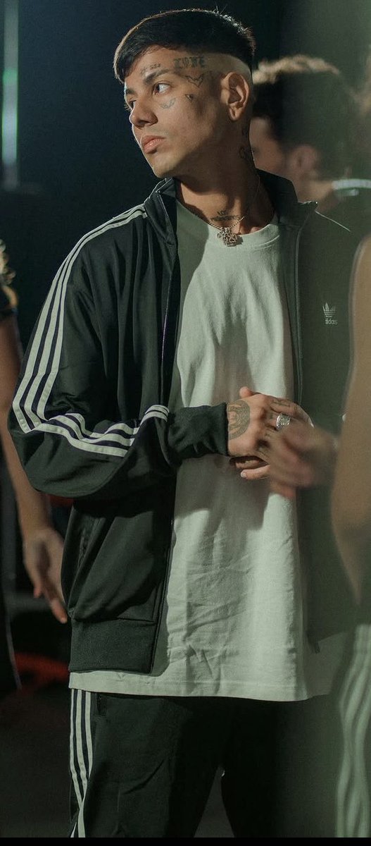 ExLDME's tweet photo. Como es que nunca vi estas fotos de Duki para Adidas.  Está muy fachero el hdp https://t.co/JxOllSHMVq