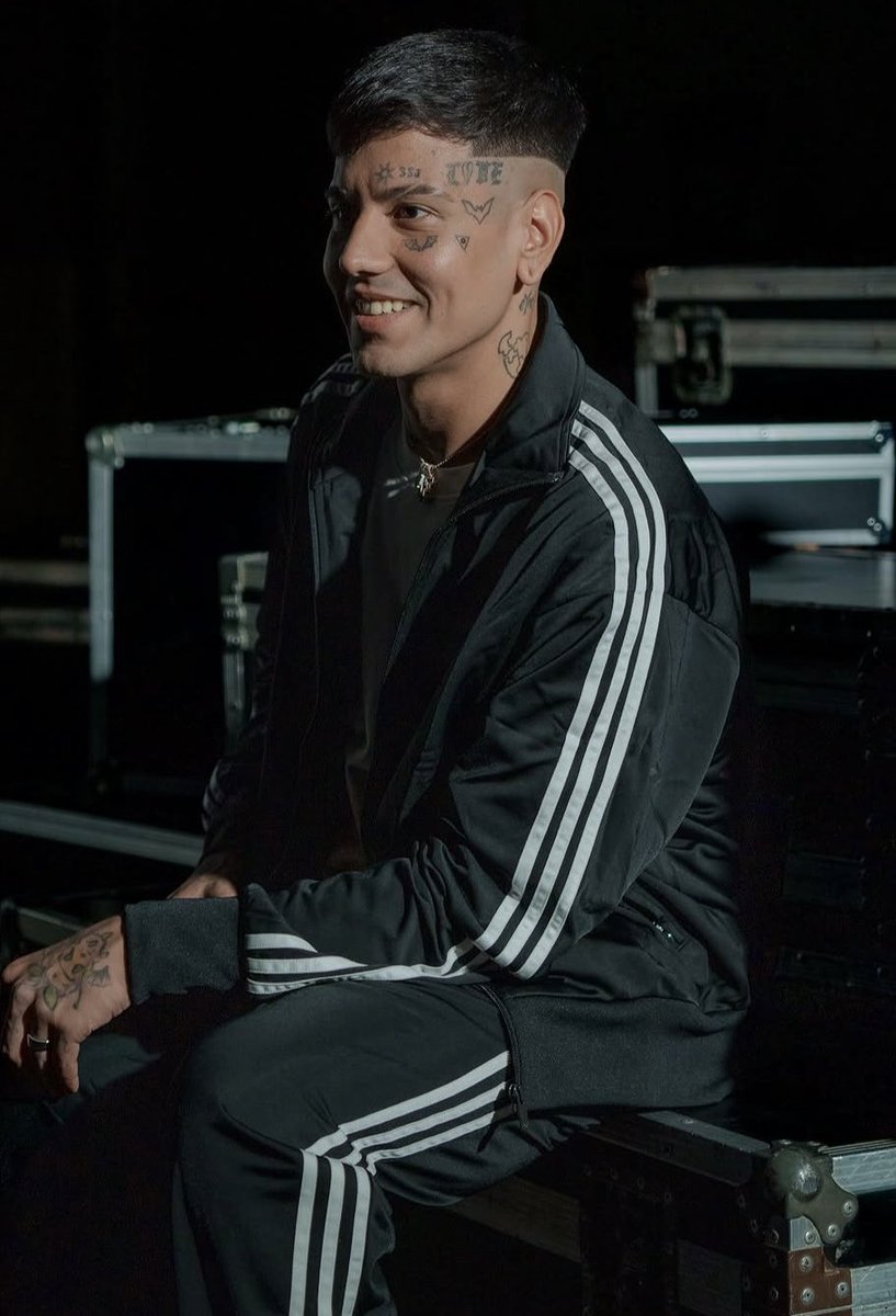 ExLDME's tweet photo. Como es que nunca vi estas fotos de Duki para Adidas.  Está muy fachero el hdp https://t.co/JxOllSHMVq