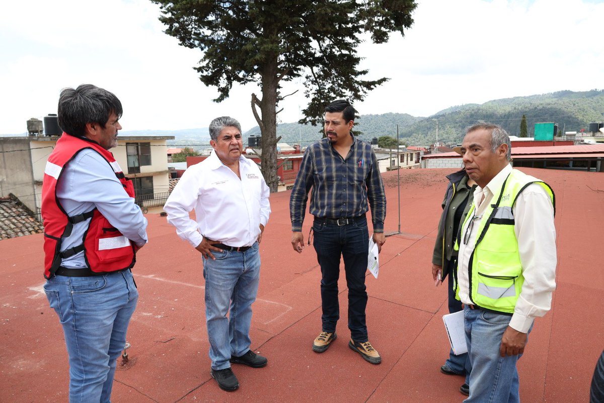 CAPCEEGobPue's tweet photo. Como parte de la directriz de la presidenta @Claudiashein y del gobernador @armentapuebla_, el director general de #CAPCEE, Alejandro Loranca supervisó los trabajos en la primaria "Cadete Francisco Márquez" de #Ahuazotepec, donde se rehabilitan sus edificios.🤝🏻🏫
#PorAmorAPuebla https://t.co/F415nH8mN4