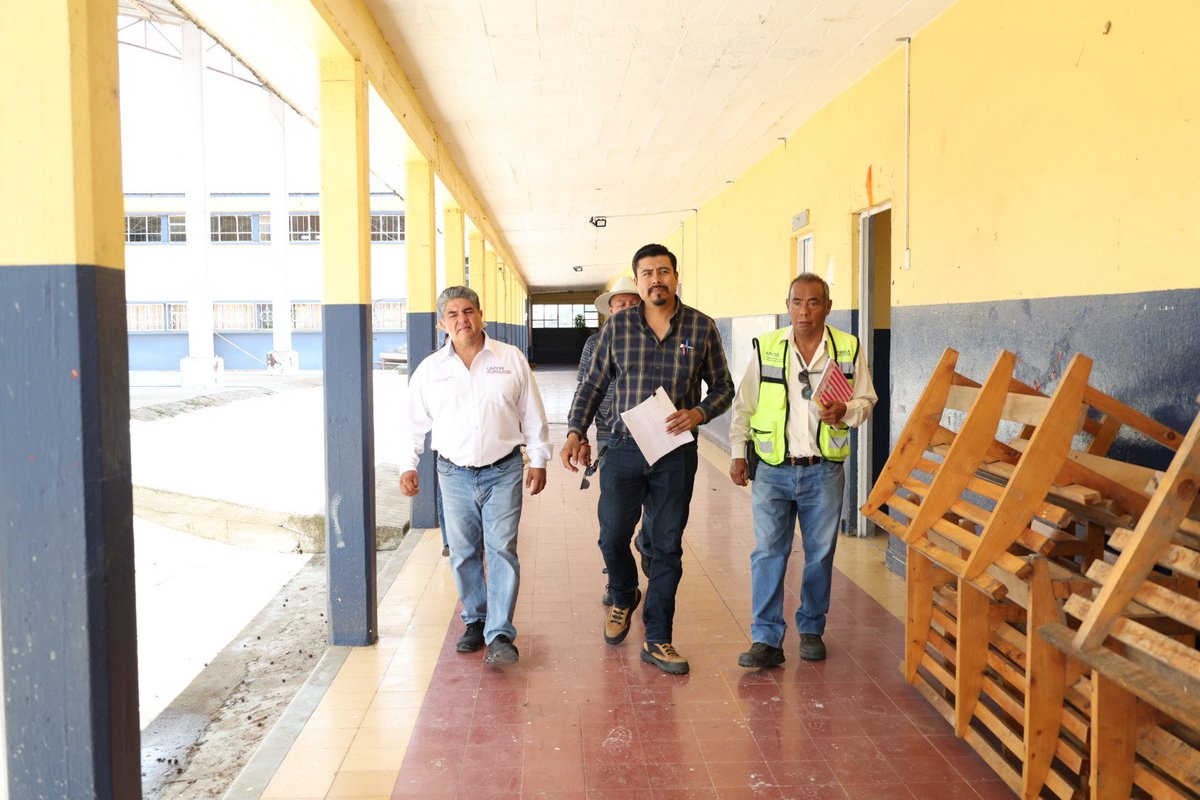 CAPCEEGobPue's tweet photo. Como parte de la directriz de la presidenta @Claudiashein y del gobernador @armentapuebla_, el director general de #CAPCEE, Alejandro Loranca supervisó los trabajos en la primaria "Cadete Francisco Márquez" de #Ahuazotepec, donde se rehabilitan sus edificios.🤝🏻🏫
#PorAmorAPuebla https://t.co/F415nH8mN4