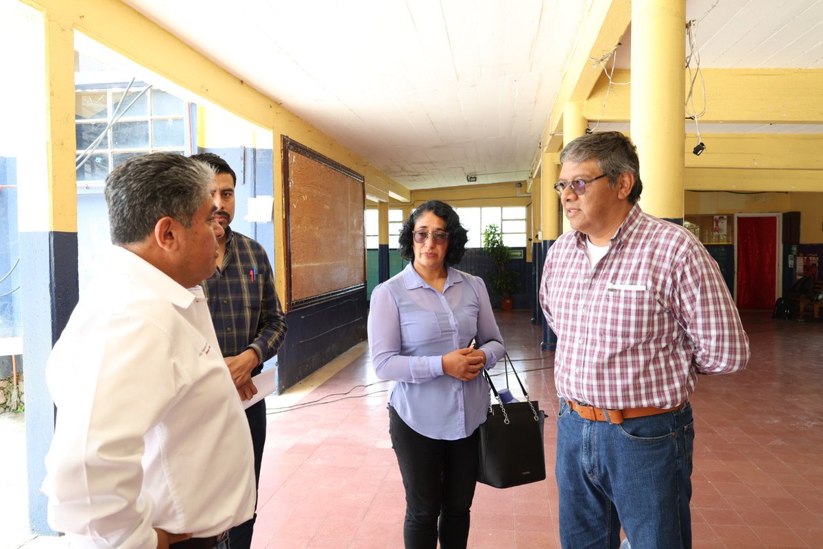 CAPCEEGobPue's tweet photo. Como parte de la directriz de la presidenta @Claudiashein y del gobernador @armentapuebla_, el director general de #CAPCEE, Alejandro Loranca supervisó los trabajos en la primaria "Cadete Francisco Márquez" de #Ahuazotepec, donde se rehabilitan sus edificios.🤝🏻🏫
#PorAmorAPuebla https://t.co/F415nH8mN4