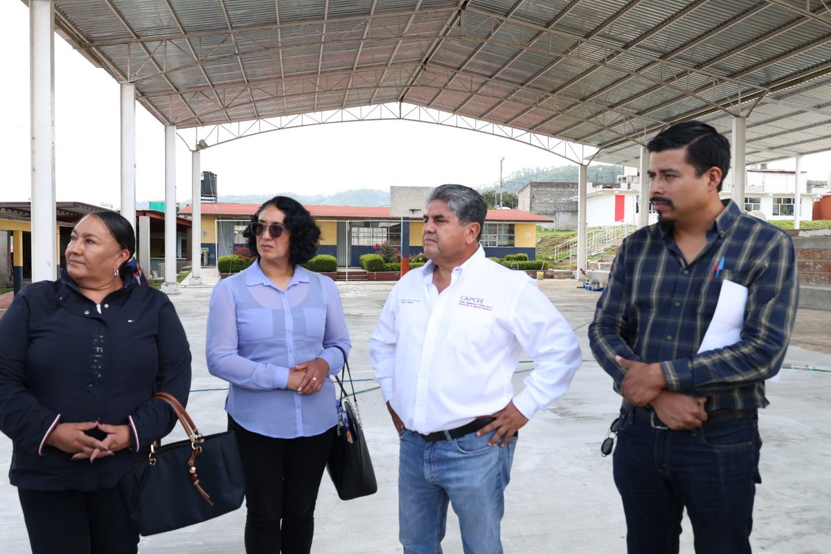 CAPCEEGobPue's tweet photo. Como parte de la directriz de la presidenta @Claudiashein y del gobernador @armentapuebla_, el director general de #CAPCEE, Alejandro Loranca supervisó los trabajos en la primaria "Cadete Francisco Márquez" de #Ahuazotepec, donde se rehabilitan sus edificios.🤝🏻🏫
#PorAmorAPuebla https://t.co/F415nH8mN4