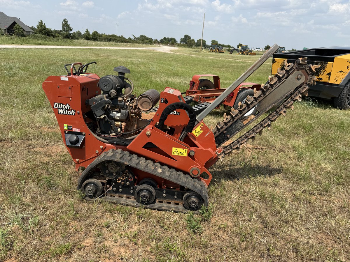 i35equip's tweet photo. 2020 DitchWitch C24X Trencher
+JUST LISTED+
36” Max Digging Depth
Includes Ditch Witch Trailer
Honda Engine
Ready To Work
$9,500
https://t.co/WrmX4a7RuK 🇺🇸 
#DitchWitch #trencher #trenchers #trencherforsale #honda https://t.co/hlJU3FsSEU