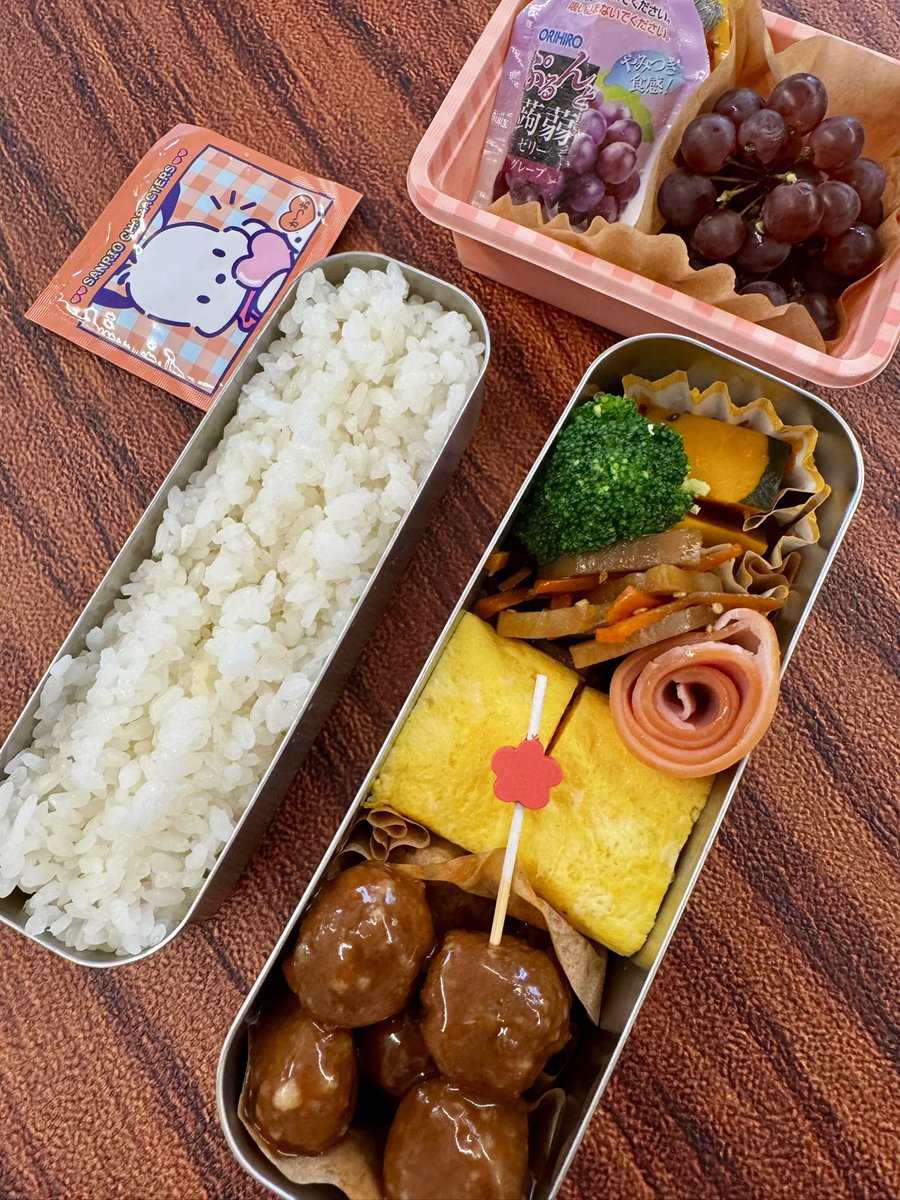 miomomomio's tweet photo. 娘が本を読んで「まごわやさしい」に目覚めたんだけど無関係にミートボールを詰めた朝。丁寧な生活は自活してからやってくれ https://t.co/l0y4MyxYyA