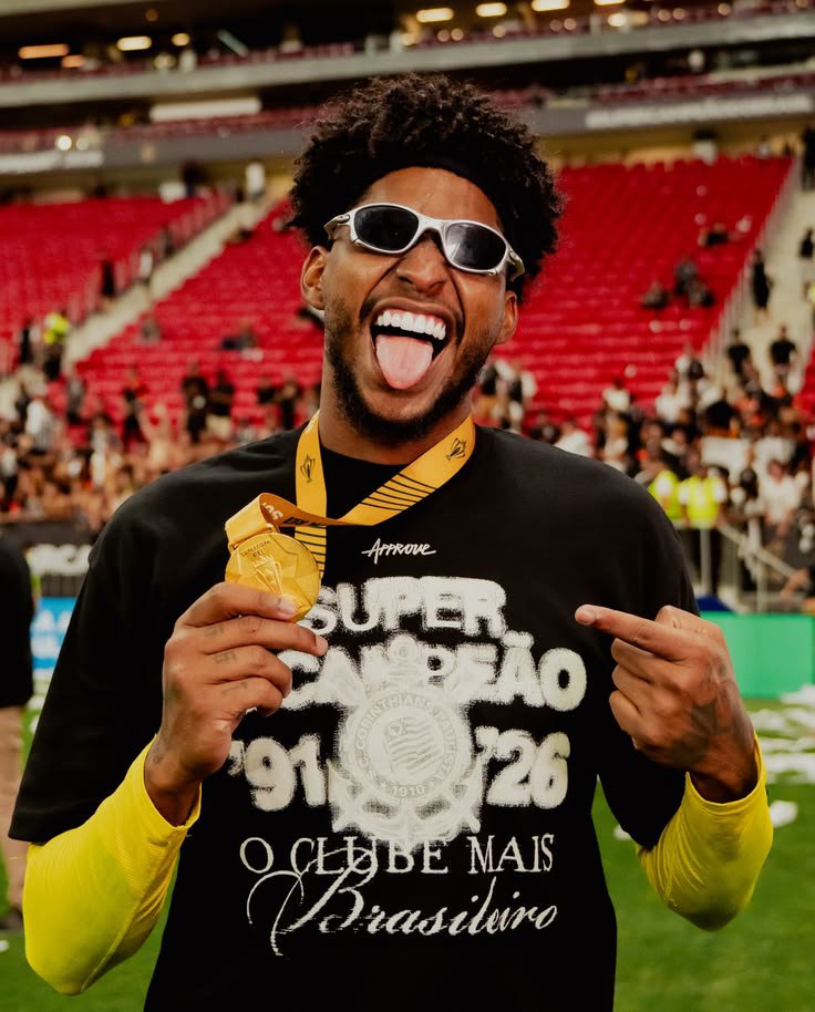 GARRO_BR_'s tweet photo. Já chega de Hugo Souza no gol do Corinthians.

Foi importantíssimo em 2024.

Foi protagonista em 2025.

Mas 2026 está sendo uma temporada ridícula.

Não passa confiança e vem comprometendo o time.

Está na hora de mudar.

Kauê merece uma oportunidade. https://t.co/RIYOcDDD32