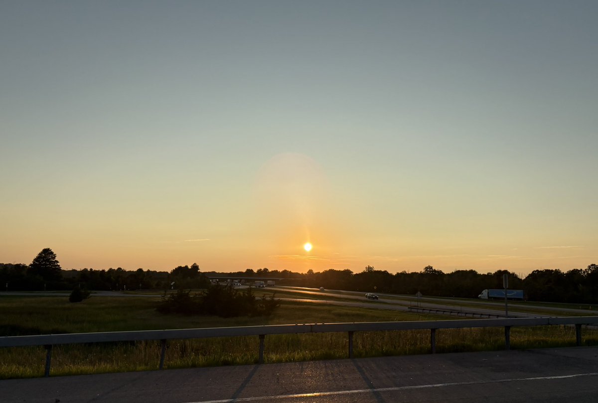 DaveHibbard3's tweet photo. Good Thursday evening 🌅🚗🧡🩵💛 https://t.co/PrdxlfmAz9