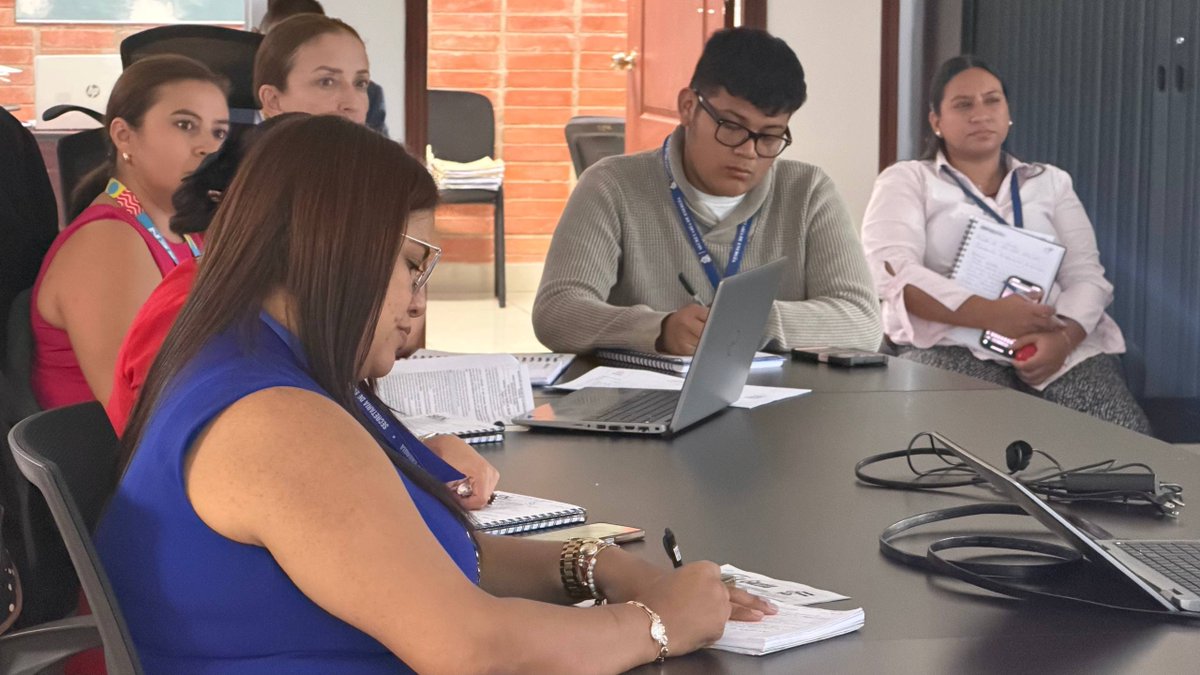 SENHnOficial's tweet photo. La SEN fortalece capacidades en materia de sanciones de Seguridad Radiológica ⚖️

Para garantizar el cumplimiento de la normativa vigente, personal de Secretaría General, Servicios Legales, Ventanilla Única y Archivo General de la SEN recibió una capacitación sobre el Procedimiento de Aplicación de Sanciones de la Dirección General de Seguridad Radiológica.

El abogado Ruben Aguilar expuso las etapas del proceso: desde la investigación e identificación de infracciones, hasta la aplicación de medidas correctivas y las notificaciones correspondientes.

De esta forma, la Secretaría de Energía mejora la coordinación entre sus áreas técnicas y legales, y avanza hacia una gestión pública eficiente y apegada a la ley.

#UnGobiernoQueHace