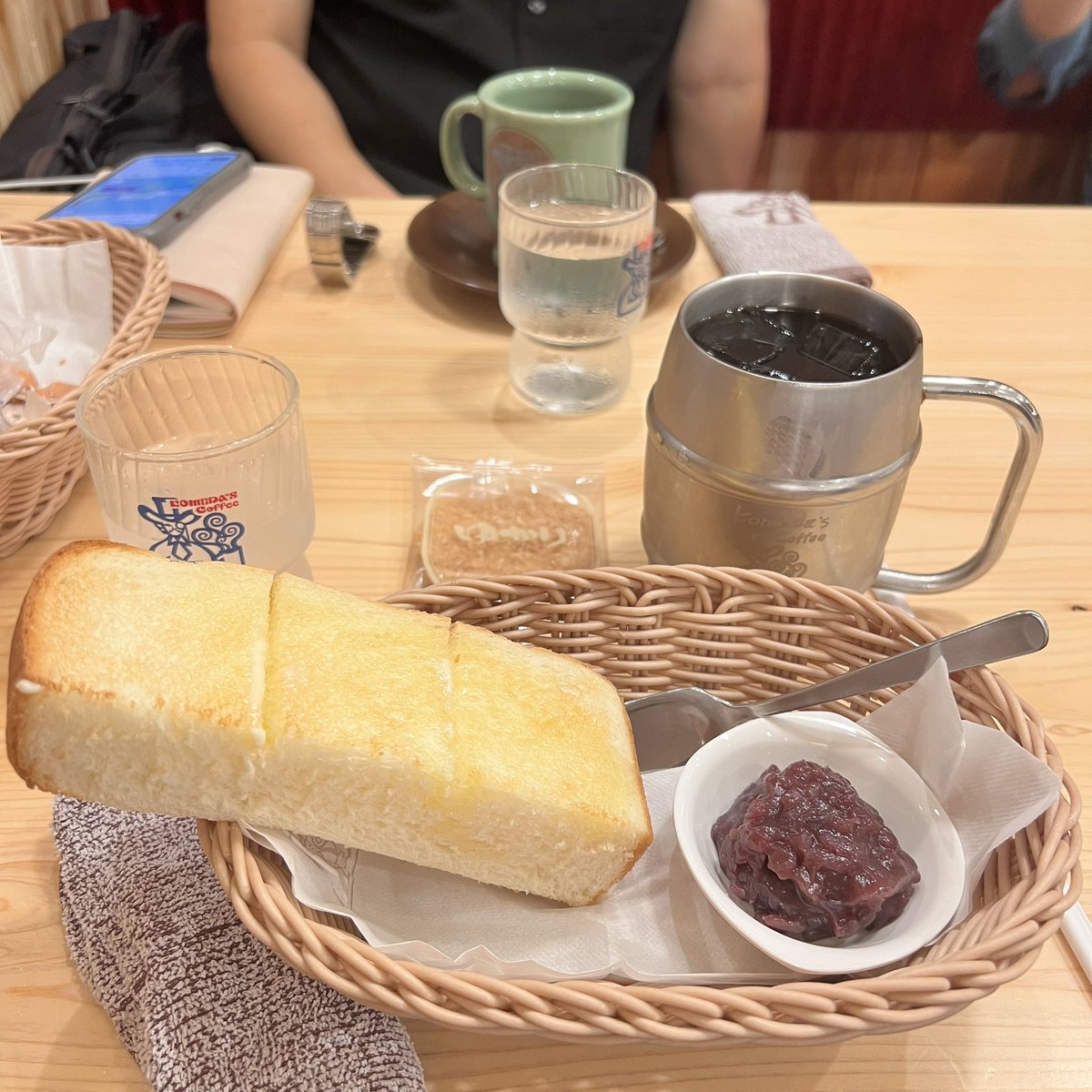 fukamax's tweet photo. リバレインで朝会。

・長野で山登りの話
・スクミリンゴガイの話
・蹴りが強い女子／など

今日も良い天気 https://t.co/FjYGCfHr77