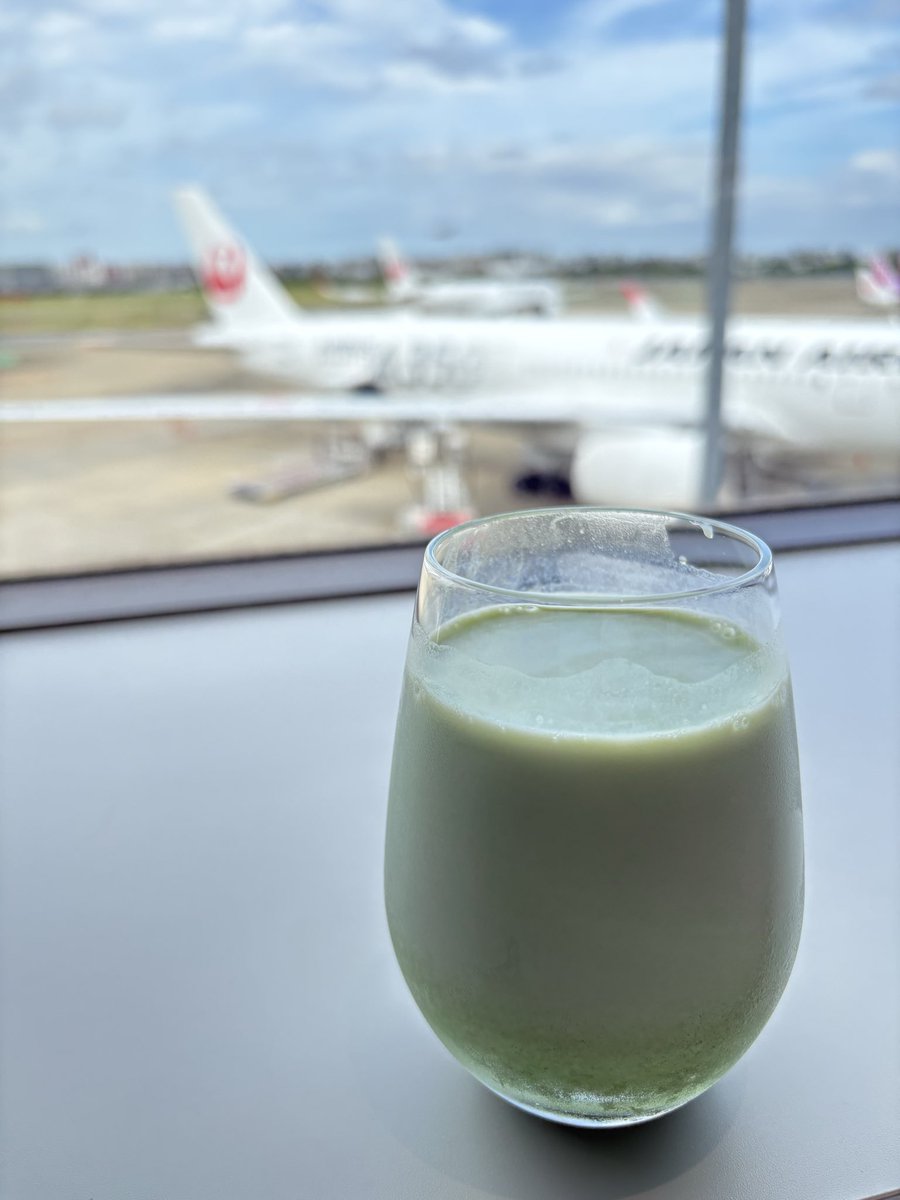 nt07244120's tweet photo. お疲れ様です♪
#早く着きすぎた空港で

#北海道 から #大阪 経由 #福岡 へ3泊4日の旅 #最終日 
現在の福岡が30度ちょい。到着する頃の #新千歳 が25度ぐらいとのこと。大阪より九州の暑さが半端なかったですね…

#青汁オレ 飲んで引き上げます
#福岡空港
#今日も良い日でありますように🙆‍♀️ 
#出張飯 https://t.co/Xt7Uc3wNHs