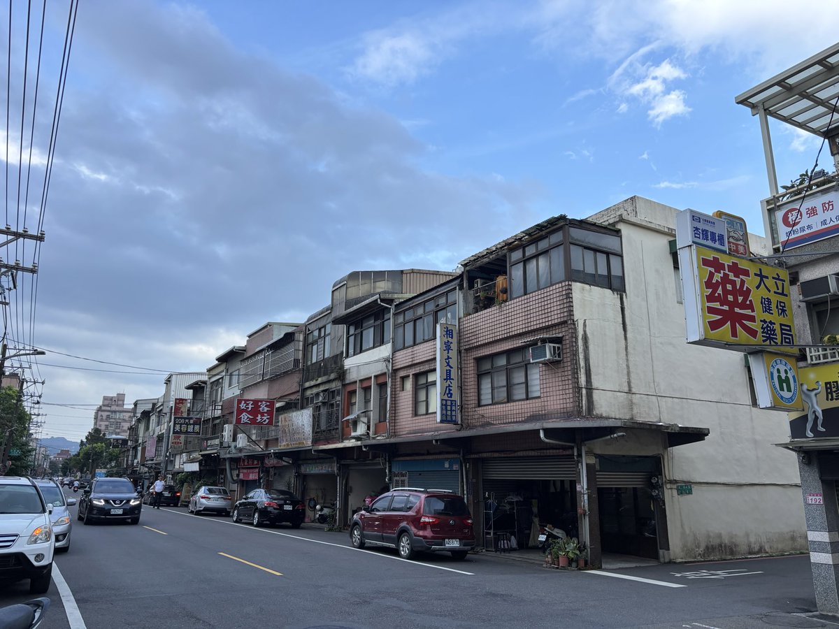 Hitomichangdesu's tweet photo. 龍潭にあるニラ饅頭で有名な朝ご飯屋さん🥞　なんとお店の名前が無いのです！家族経営で今は二代目。
こんなに優しい味の美味しいニラ饅頭は食べたことがない！何個でも食べれてしまう🤤 https://t.co/tGVaX41XAw