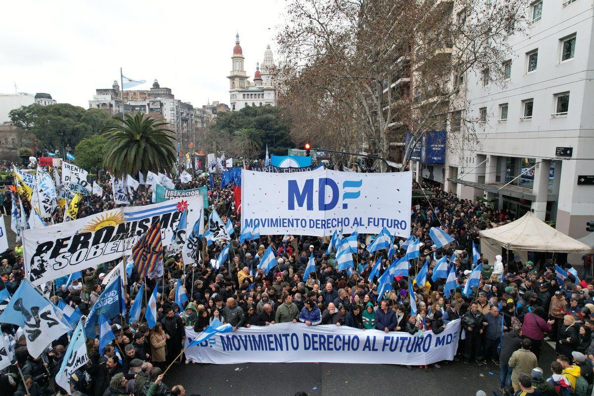 patriaeselotrok's tweet photo. ☀️🇦🇷 Con el compañero gobernador @Kicillofok encabezando la columna del @MOVIMIENTODAF participamos de la movilización al Congreso de la Nación junto a organizaciones políticas, sindicales y estudiantiles, en defensa de lo que es de todos.
La Patria no se entrega, la tierra se defiende y el futuro de la Argentina no se vende.