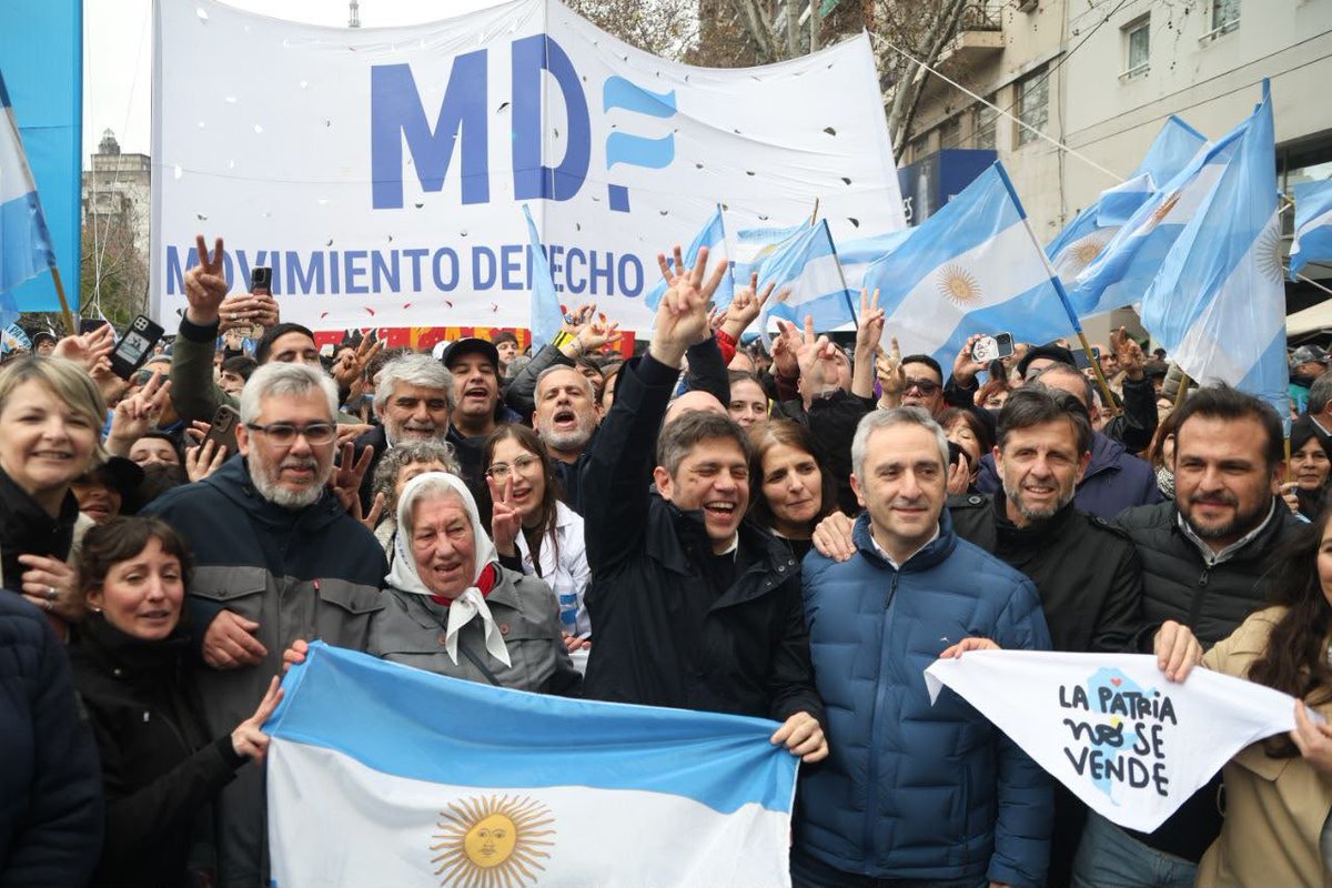 patriaeselotrok's tweet photo. ☀️🇦🇷 Con el compañero gobernador @Kicillofok encabezando la columna del @MOVIMIENTODAF participamos de la movilización al Congreso de la Nación junto a organizaciones políticas, sindicales y estudiantiles, en defensa de lo que es de todos.
La Patria no se entrega, la tierra se defiende y el futuro de la Argentina no se vende.