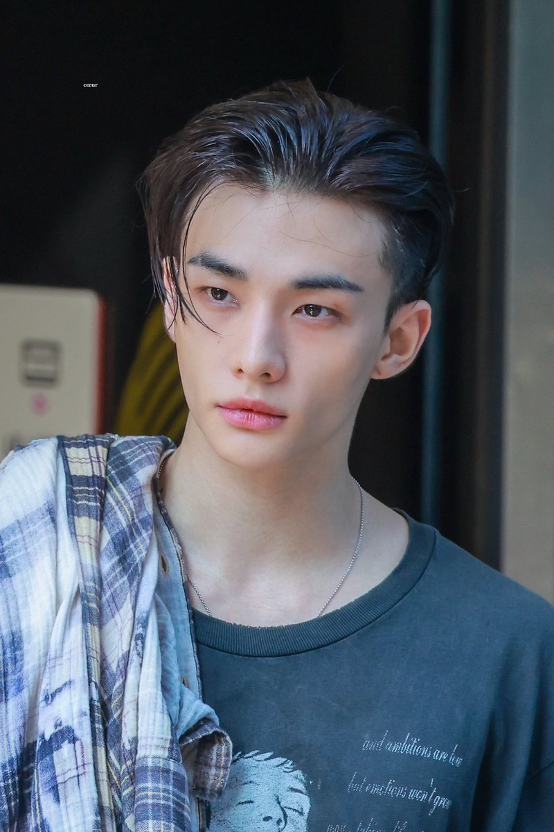 ferbyourfate's tweet photo. คนที่หล่อกว่ายอนจินเมื่อวานก็คือยอนจินในวันนี้อะ หล่อขึ้นทุกวันแกทำได้ไงวะ ขอแลกชีวิตกับการได้เห็นผมทรงนี้ หล่อแบบไม่มีที่ติเลย https://t.co/xXggeWEvLH