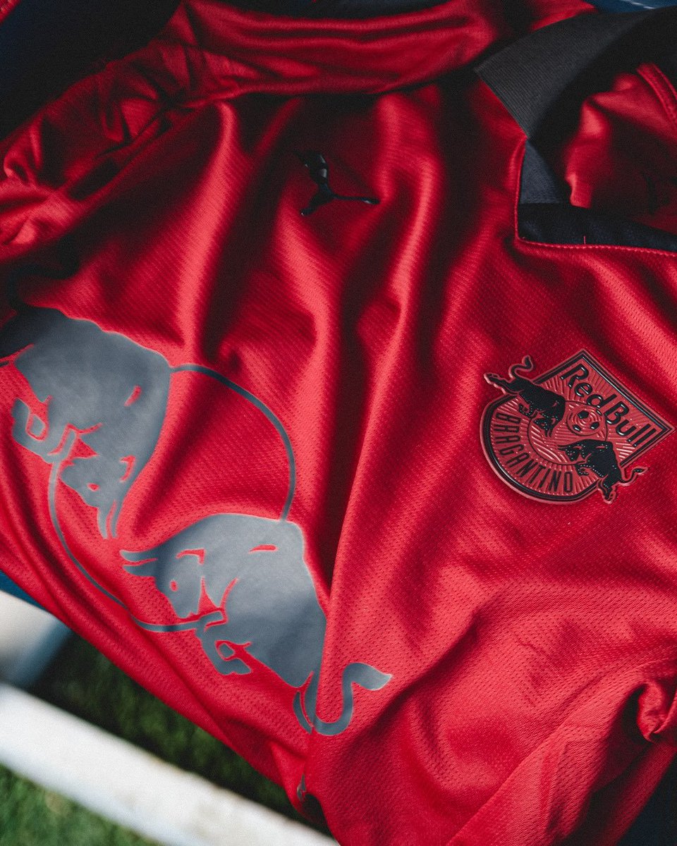 soccerjerseynws's tweet photo. 🇧🇷 Red Bull Bragantino dropped their 2026 Third Kit x Puma.

Striking red and black combo.

The message "O futuro vem de dentro" on the back honors the club's youth teams. https://t.co/AnaBbdXbmu