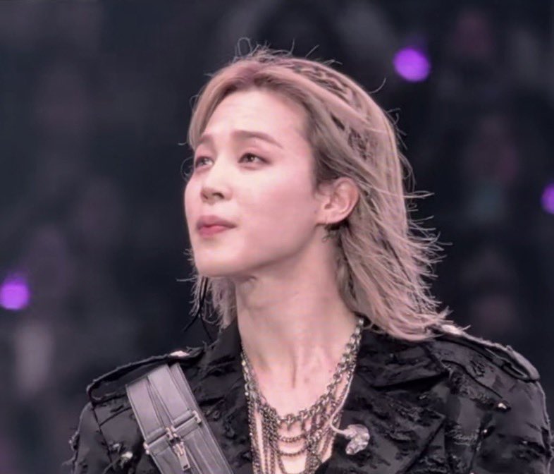 darlingsujim's tweet photo. HE LOOKS SO ETHEREAL https://t.co/BopNMKHa8F