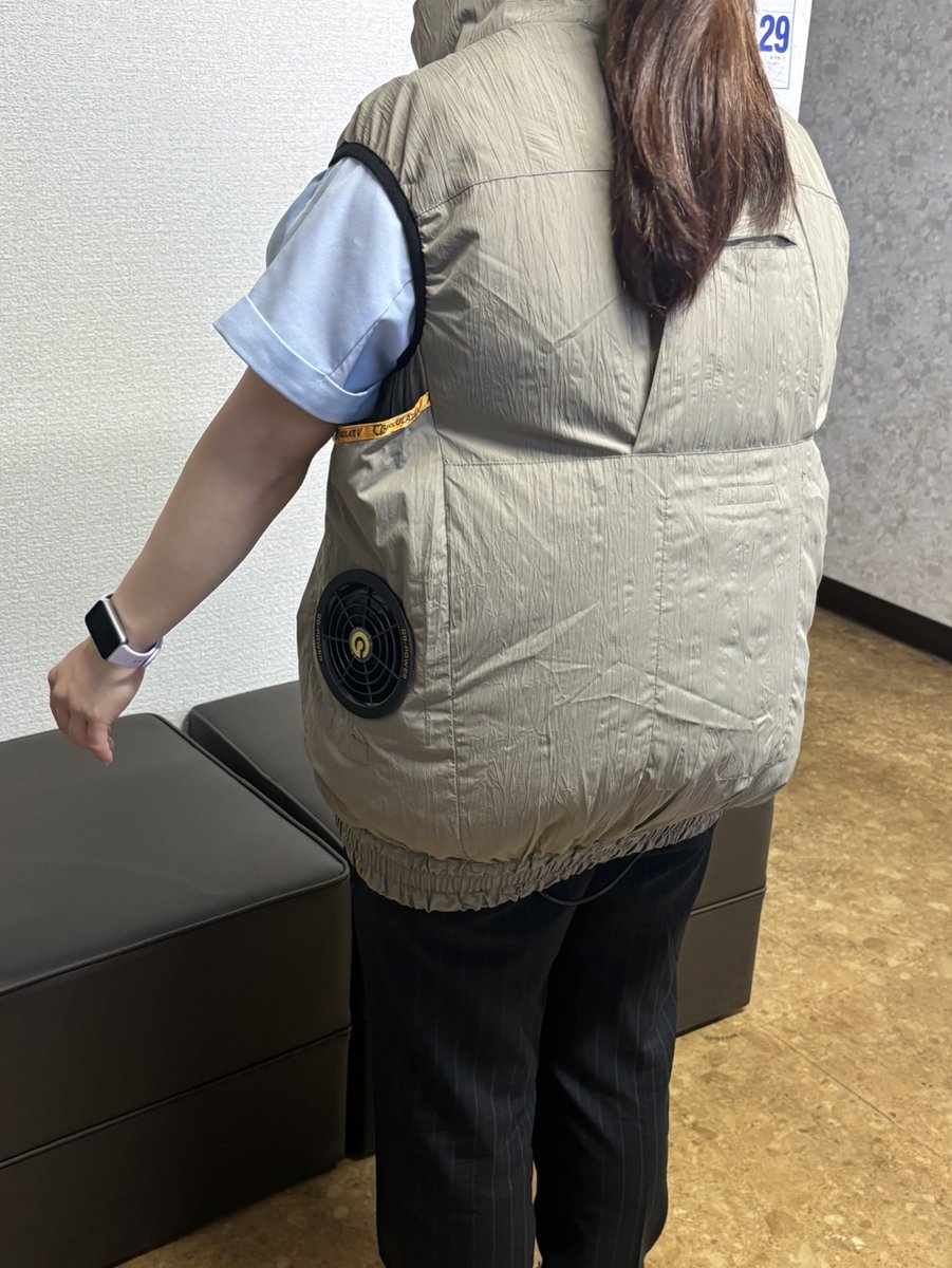 creator_ganchan's tweet photo. 株式会社クリエイターです！

工場で作業する製品管理部の【空調服】をご紹介！内蔵された小型ファンから服の中に外気が取り込まれ、涼しく快適に過ごせます！熱中症等の対策として導入されました！
モデルは製品管理部の社員🙋中の人も着てみました！
とても涼しく感じます！

＃企業公式相互フォロー https://t.co/wVn7GWvacD
