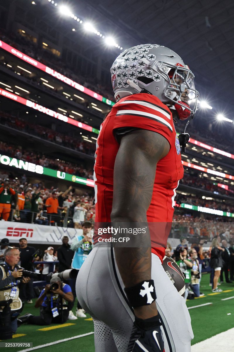 AriUpdatez's tweet photo. Jeremiah Smith has a perfect football butt 🤤😍🍑 https://t.co/uMvljlR9jE