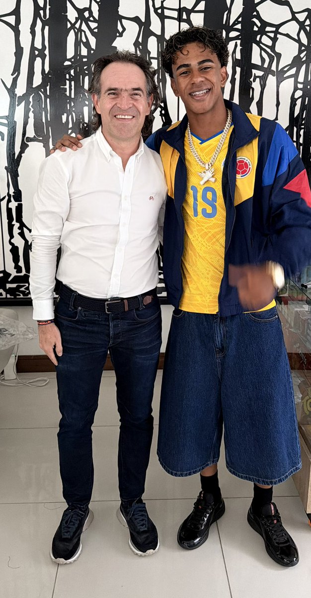 FicoGutierrez's tweet photo. Bienvenido Lamín Yamal a Medellín y a Colombia 🇨🇴.
Que orgullo recibirte en nuestra hermosa ciudad. 
Qué alegría escucharte hablar tan bonito de nuestro país 🇨🇴, de nuestra Medellín y de nuestra gente. 
Te coronaste campeón del mundo con España 🇪🇸 hace tan solo 2 semanas y hoy estás disfrutando entre nosotros, en medio de nuestra Feria de las Flores 💐. Increíble 🙏🏻🙏🏻🔥🔥🔥🇨🇴 🇪🇸.
Eh ave maría, pa qué más pues 🙏🏻💥.