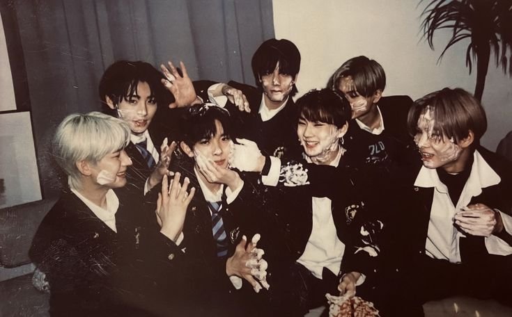 _ferhee_'s tweet photo. Ustedes no se merecen todo ese odio... Este mundo es muy malo para ustedes, q son lo mejor del mundo 😞. Siempre les pediré perdón por todo lo q sufren, los amo mucho 😞💕

ENGENES STAND WITH NI-KI
#ENGENEs_Against_Bullying
#HYBE_Address_The_Harassment https://t.co/iPCMKADSbe