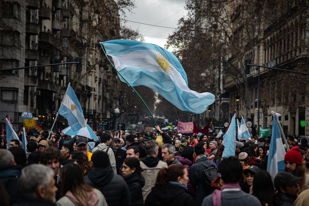 lorepokoik's tweet photo. 𝗟𝗔 𝗣𝗔𝗧𝗥𝗜𝗔 NO SE VENDE

El pueblo argentino salió a la calle en todo el país para defender nuestra soberanía, nuestra tierra y nuestros recursos.

Mientras el Senado debate un proyecto que pone en juego la soberanía nacional, afuera reprimen a quienes nos manifestamos para defenderla

Defendamos la Argentina, nuestra bandera y esta tierra inmensa que es nuestra casa

#ArgentinaNoSeVende #LaPatriaNoSeVende