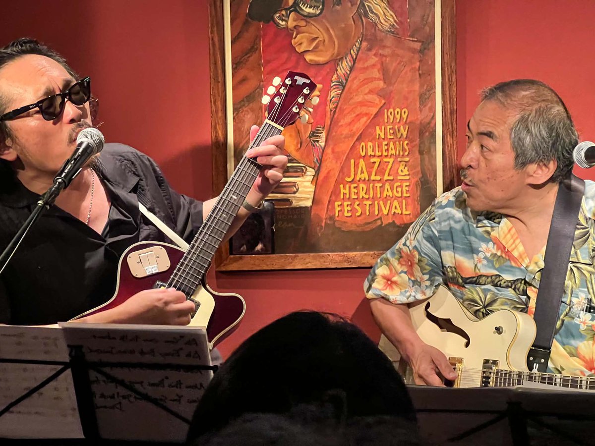 Spider_Tetsu's tweet photo. 昨夜の吾妻光良&Spider Tetsu大入満員御礼ありがとうございました。吾妻さんは”Eastman”12strings Guitar,私は”Teisco”EP-8で演奏しました。楽しかった〜。
#吾妻光良 #スパイダーテツ
#spidertetsu
■10/23(金)東京・北千住『CUB』
Jump & Jive & Blues “West & East Night”
吾妻光良&Spider Tetsu
Open 19:00 Start 20:00
チャージ4,000円+オーダー
人数限定!ご予約はお早めにお店まで!
『CUB』 https://t.co/5Lg0g9ERme
足立区千住2-45ますやビルB1
050-3593-4110
kobazukki@yahoo.co.jp