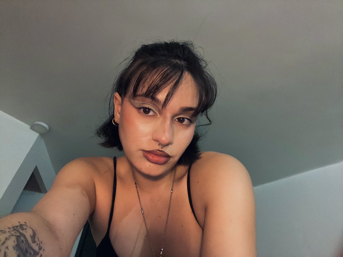 lvrsmoon's tweet photo. publicando selfies en twitter?!? quien chota soy? https://t.co/Wx8Ee4Pm5k