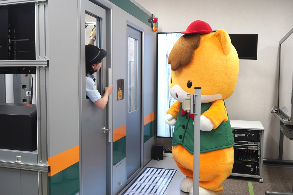 JRtakasaki_info's tweet photo. 🚃✨ぐんまちゃん、GV車掌への挑戦はいよいよ後半戦！✨🚃

8/15は高崎駅で出発式を開催予定！🎉
「#GVぐんまちゃん水上」号に乗るぐんまちゃんを応援しましょう！

🔵「#GVぐんまちゃん」号の特徴
GV列車は鮮やかな黄色の車体が特徴✨
遠くからでも目を引くカラーリングです！

🔰今週の訓練内容はこちら！
✅手旗の訓練
手旗による合図について学びました💡

例えば、赤い旗の表示は列車を停止させるための合図のひとつ！
緑の旗を左右に動かすのは「合図者の方へこい」という意味があります🚩

✅シミュレータ前半戦（見て学ぶ）
今回は実際の乗務の前に、指導員の動きを見ながら理解を深めました👀

・停止位置の確認
・ドア開閉の流れ
・ホームの安全確認
・発車時刻の確認
・信号機またはレピーターの確認
など、
安全な乗降を行うためのポイントを学びました！

本番に向けて、いよいよ仕上げ段階へ…！
ぐんまちゃんの挑戦をぜひ見守ってください👏

🎁#ぐんまちゃん車掌見習い応援キャンペーン 開催中！
①本アカウントをフォロー
②7/21のキャンペーン投稿をリポスト
③本投稿のリポストで応募口数UP✨

抽選でぐんまちゃんグッズが当たるチャンス🎁ぜひご参加ください！

#ぐんまちゃん車掌見習いチャレンジ