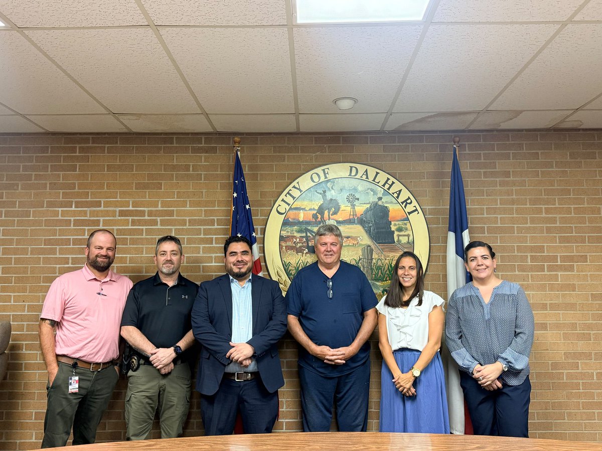 ConsulMexAlb's tweet photo. 📍 #TeamAbq en Dalhart, Texas

📸 Reunión con el alcalde de Dalhart, James Stroud, el administrador de la ciudad, J.J. Oznick; y el jefe de Policía, Tommy Hughes.

Durante el encuentro dialogamos sobre la importancia de fortalecer la coordinación entre el @ConsulMexAlb y las autoridades locales, promover el derecho a la notificación consular y garantizar una atención oportuna a las personas mexicanas que requieran asistencia.

Asimismo, destacamos la valiosa contribución de la comunidad mexicana al desarrollo económico, social y cultural de Dalhart.

Agradecemos a las autoridades locales por su disposición al diálogo y por su compromiso de mantener una comunicación cercana en beneficio de nuestra comunidad. 🇲🇽🤝🇺🇸

#ProtecciónConsular #ConsulMexAlb #Dalhart #DallamCounty #Texas #ComunidadMexicana

📍 #TeamAbq in Dalhart, Texas

📸 We met with Dalhart Mayor James Stroud, Dalhart City Manager J.J. Oznick and Police Chief Tommy Hughes.

During the meeting, we discussed the importance of strengthening coordination between the Consulate of Mexico in Albuquerque and local authorities, promoting awareness of the right to consular notification, and ensuring timely assistance for Mexican nationals who may require support.

We also highlighted the valuable contributions of the Mexican community to Dalhart’s economic, social, and cultural development.

We thank the local authorities for their openness to dialogue and their commitment to maintaining close communication for the benefit of our community. 🇲🇽🤝🇺🇸

#ConsularProtection #ConsulMexAlb #Dalhart #Texas #MexicanCommunity