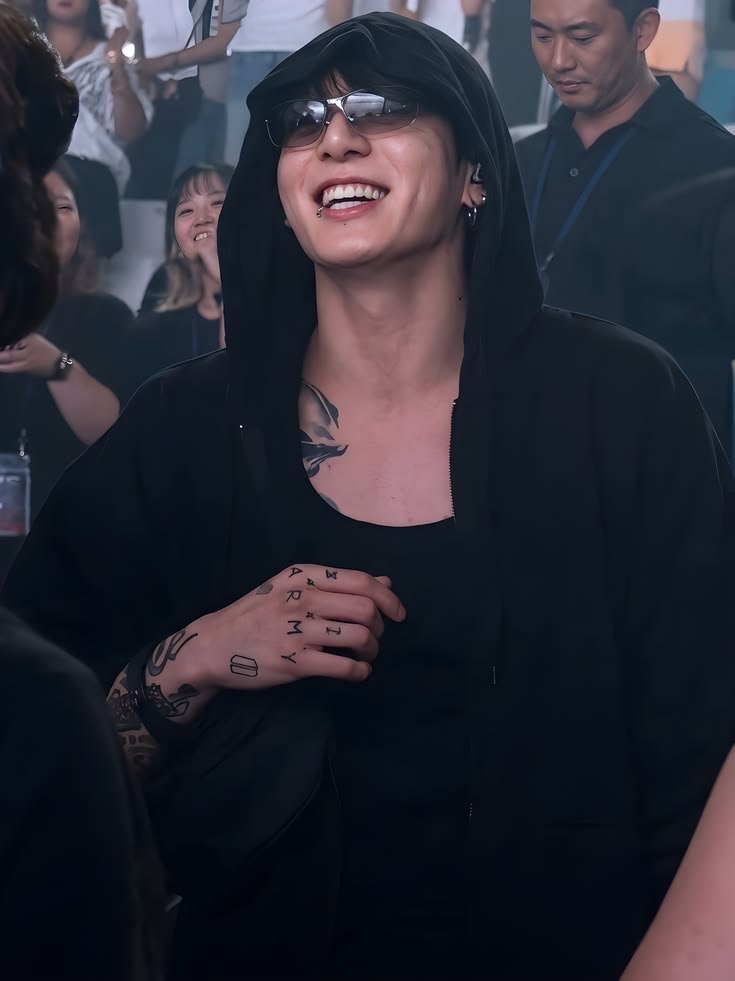 mnijungkook_bts's tweet photo. "장미 향기를 사랑한다면, 장미에 따르는 가시도 감수해야 한다." https://t.co/qgiyhXPGtE