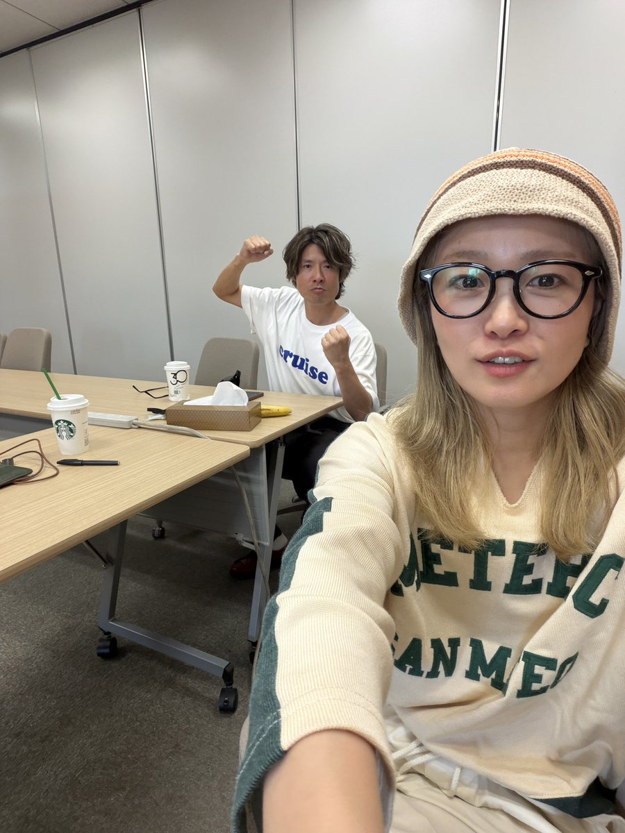 nakamura_emi's tweet photo. ということで
#jwave
#tokyounited

カワムラヒロシさんと共に生出演中です！カビラさん最高。

カバー２曲は
尊敬するお2組の曲を選びました。

🕊️ EGO WRAPPIN'  「くちばしにチェリー」
👩🏾‍🤝‍👩🏽 The Birthday「誰かが」

是非どちらが聴きたいかクリックしてくださいませ👆🏻📱
https://t.co/2tuoCYfBAW https://t.co/JKtYkO0fEf