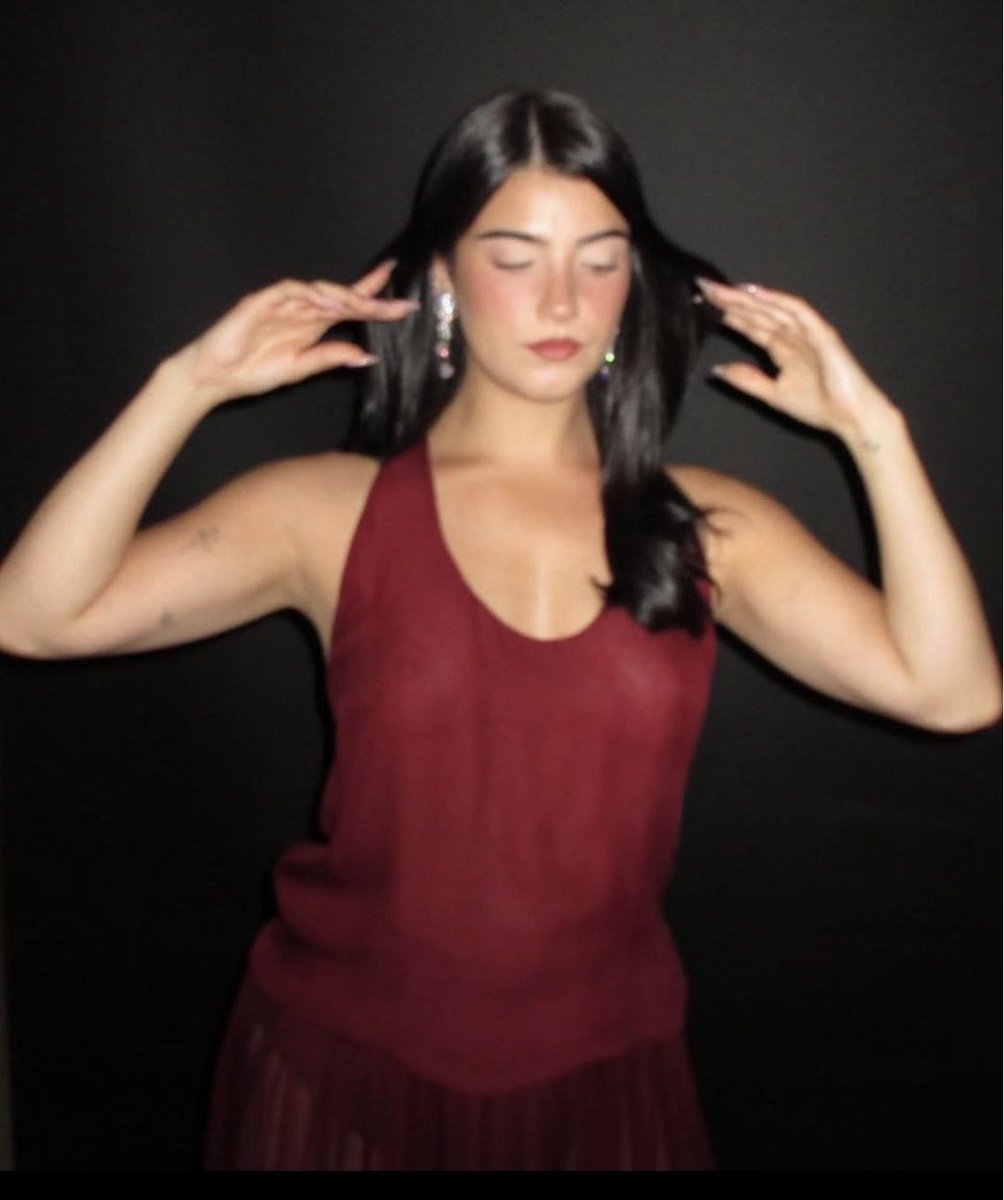 flixereww's tweet photo. charlie definitely knew what she was doing when she picked this dress https://t.co/lT6rnQOaWJ