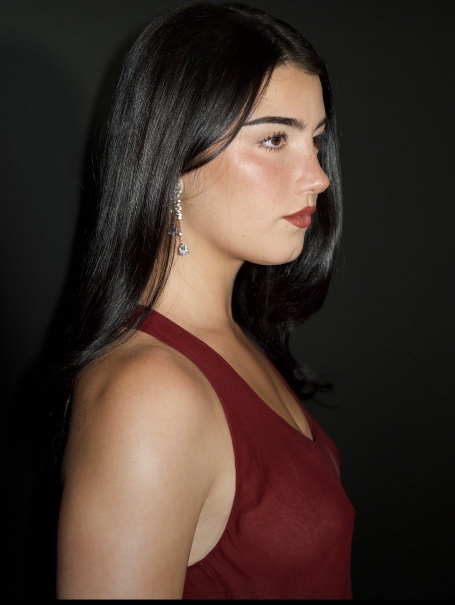 flixereww's tweet photo. charlie definitely knew what she was doing when she picked this dress https://t.co/lT6rnQOaWJ