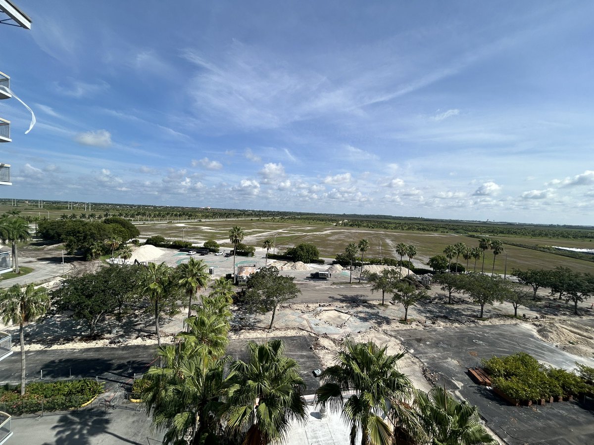 BenKennedy33's tweet photo. Renovations continue at @HomesteadMiami preparing for this year’s championship race. Fresh paint, a reimagined midway, improved hospitality areas, and much more to come. #NASCAR https://t.co/HlEspzhCeb