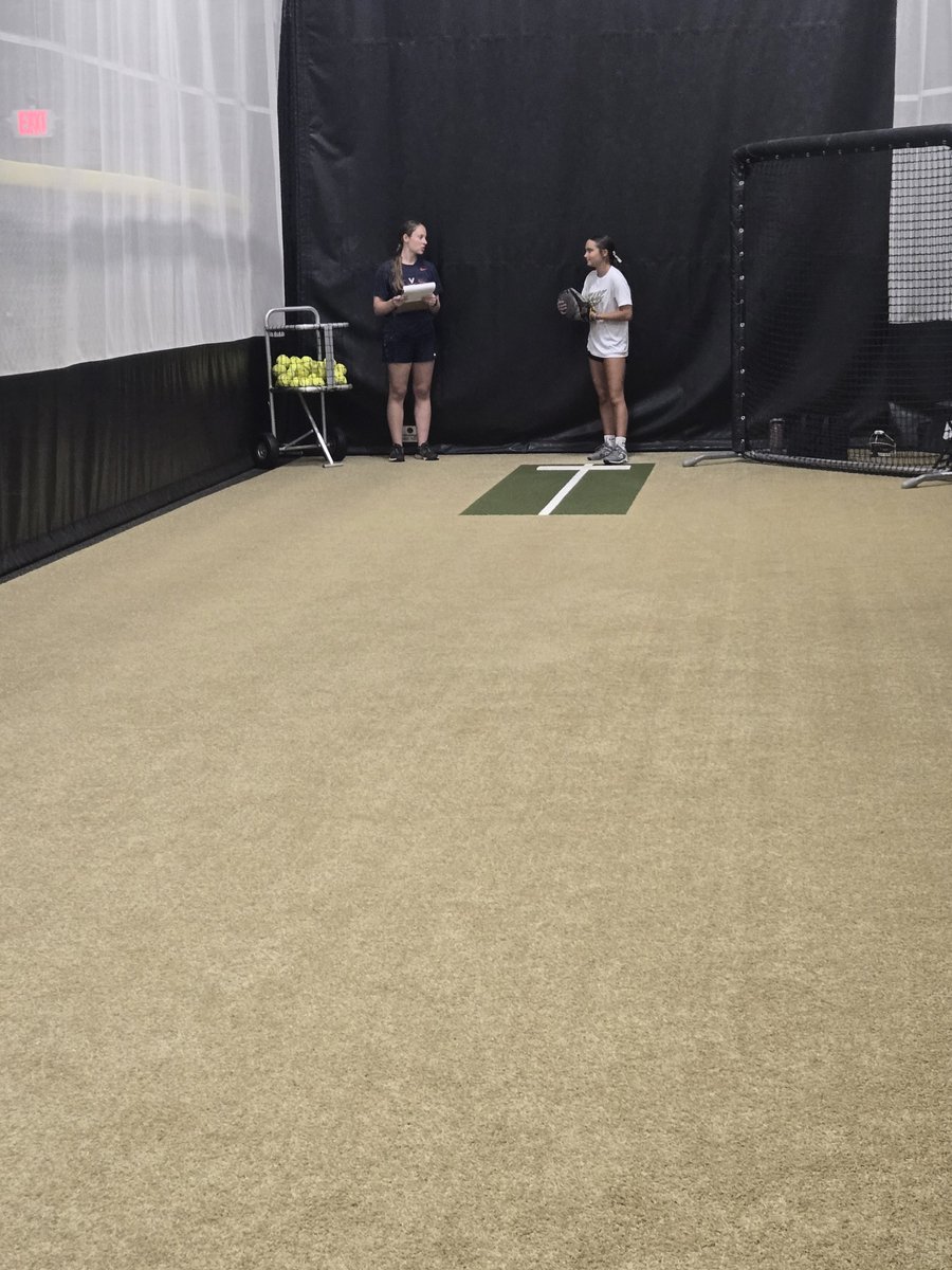 HarperPerkins_2's tweet photo. Had a great time working with @mlhouge tonight! Thank you for sharing your knowledge, experience, and advice. Always looking for ways to improve and continue developing in the circle. 🥎💪 #Softball #Pitcher #PlayerDevelopment #ClassOf2030 #StarzGold https://t.co/BsyC7SvGzz