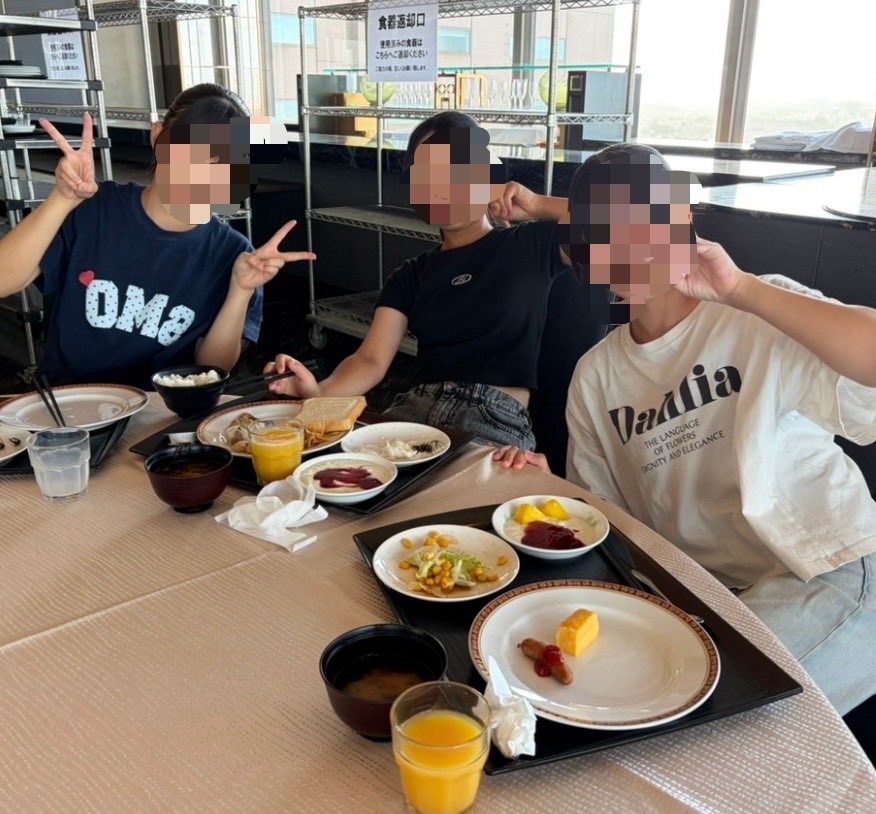 quard_official's tweet photo. 合宿の夜の特訓では、最後まで集中して一問一問に全力で挑戦し続けました。
たくさん頭を使ったあとは、しっかり休んで朝ごはん！
今日も仲間と一緒に、昨日の自分を超えられるよう全力で頑張ります！

#合宿 #高校受験 #クオード #受験生応援 https://t.co/fJXhf6X9PR