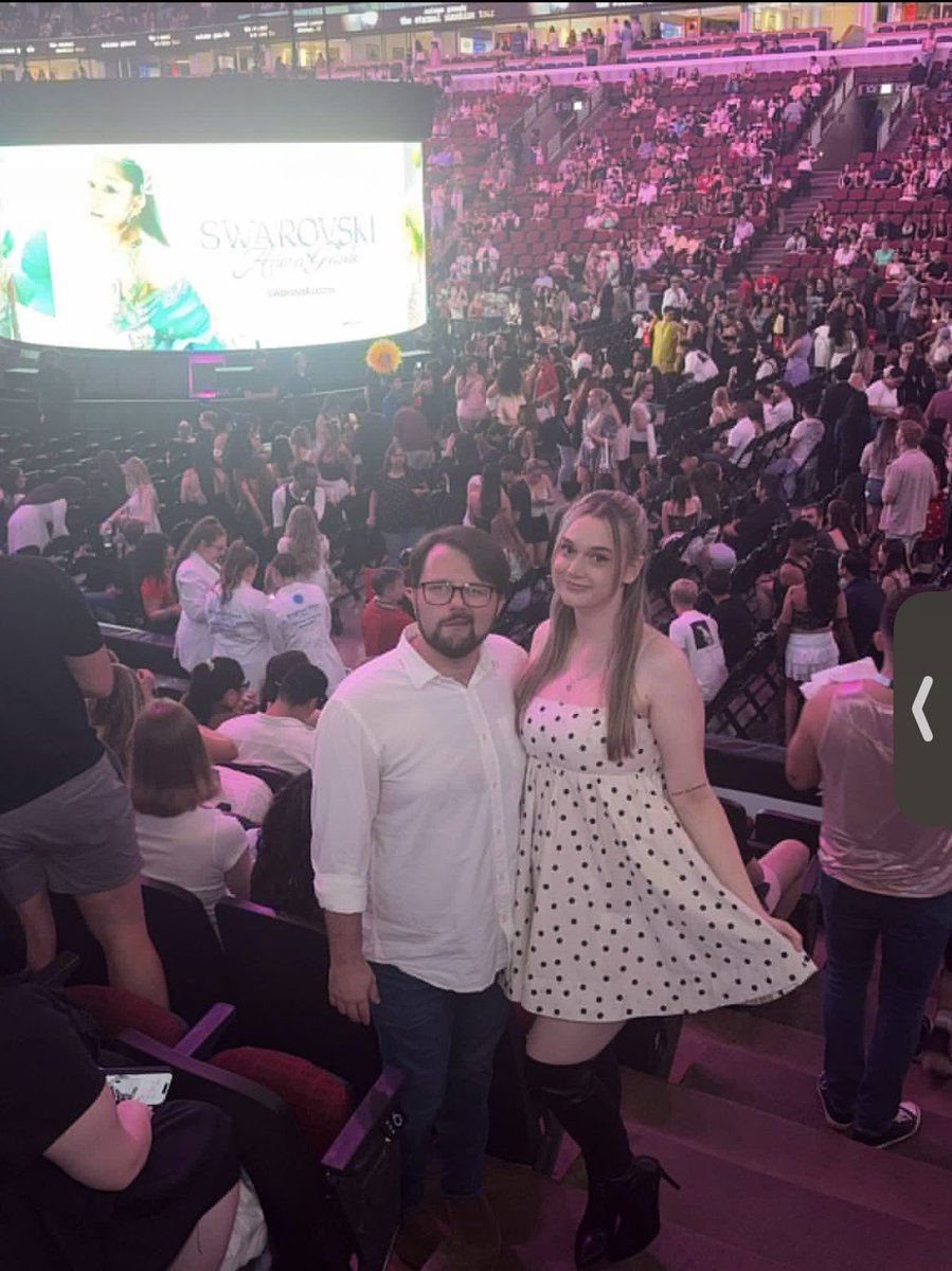 ARIANAESTTICKET's tweet photo. You know  she  had to be here for closing night #ESTChicago Thank you for everything! 
📸   @GrandeTourNews https://t.co/jJVsONn1eP