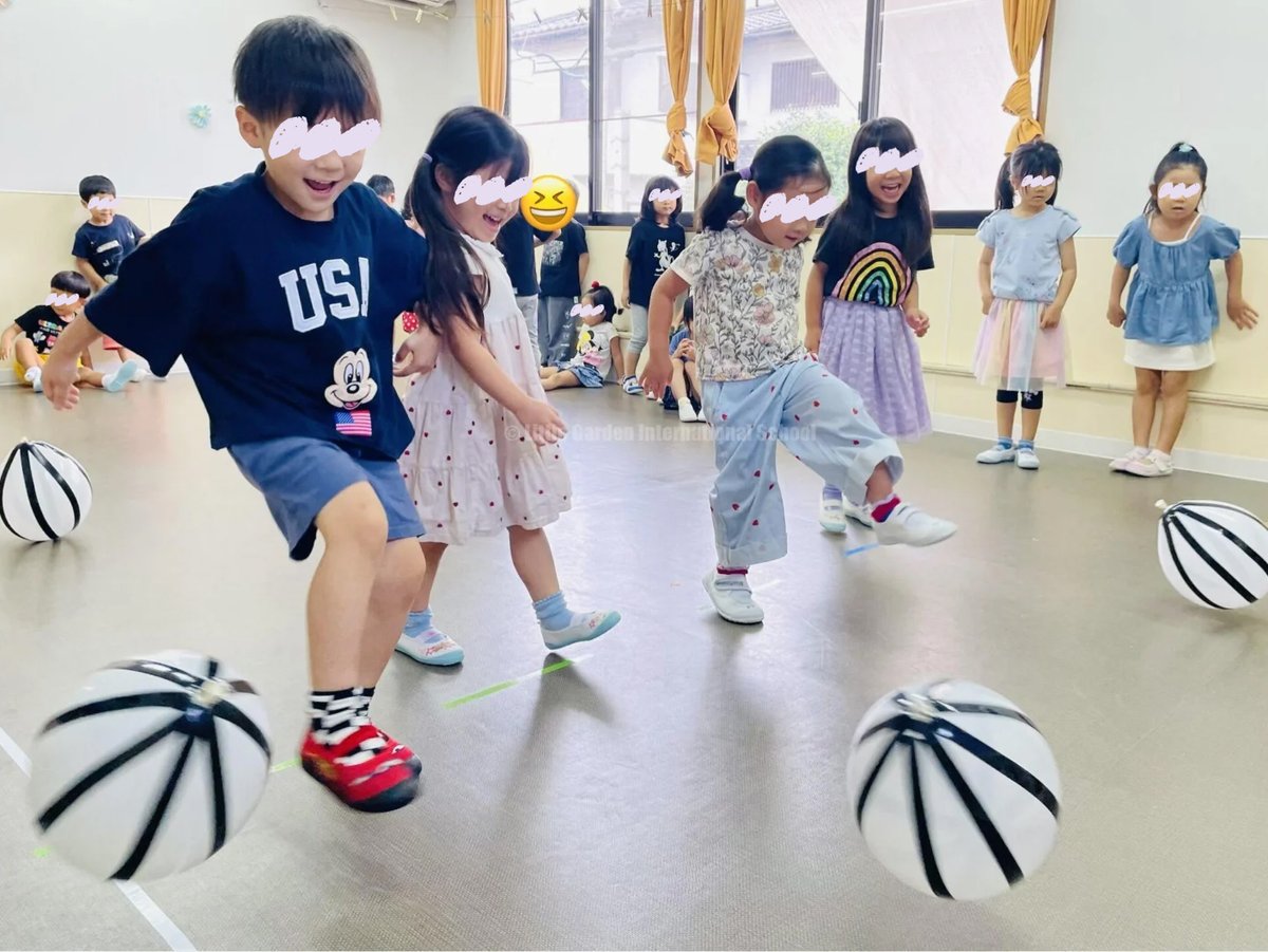 LittleG_LC's tweet photo. 🌞リトルガーデンのSummer School！

英語で過ごす保育園 リトルガーデンでは、
8月限定の特別プログラム「Summer School」を開催中✨
ブログでは、各園のSummer Schoolの様子を続々とご紹介しています😊

今年のテーマが「World Cup⚽」の柏の葉キャンパス校では、
1か月を一緒に過ごすおともだちをWelcome Partyでお迎えしました🎉
これから世界の文化にふれながら、楽しく学んでいきます🌎

※Summer Schoolは認可保育園を除く各園で実施しています。

▼ブログはこちら📸
https://t.co/qHfRJjaN6Z

#リトルガーデン #英語保育 #子どもの英語
#リトルガーデン柏の葉キャンパス #柏の葉 #SummerSchool
#子育て中 #リトルガーデンの夏 #EnglishForKids