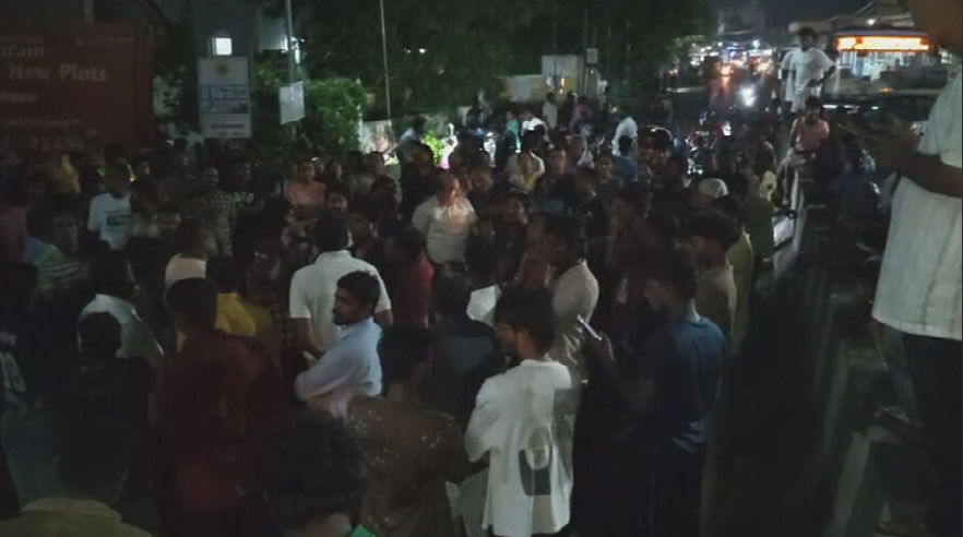sunnewstamil's tweet photo. #NewsUpdate | தாம்பரம்: மேடவாக்கத்தை அடுத்த பொன்மார் பகுதியில் சாலை விபத்தில் 4 வயது சிறுவன் உயிரிழப்பு - மோசமான சாலையால் அடிக்கடி விபத்து நடப்பதாக குற்றம் சாட்டி நேற்றிரவு அப்பகுதி மக்கள் சாலை மறியல் போராட்டம்

#SunNews | #Tambaram | #Protest https://t.co/Tjfo4iQvd0