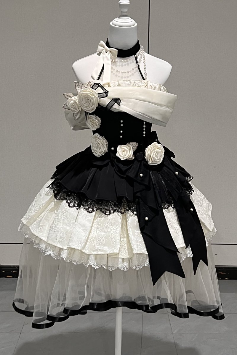 Belchic7's tweet photo. 🤍🖤パールと薔薇のゴシックプリンセスロリータ🖤🤍 https://t.co/uqalDIzuBg