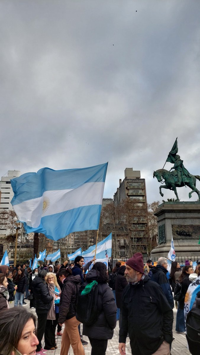 _natibarb's tweet photo. Si no te gusta lo que ves
Andate a vivir Nueva York
Si no te gusta como soy
Andate a morir a Nueva York https://t.co/qN2LUSbvqe