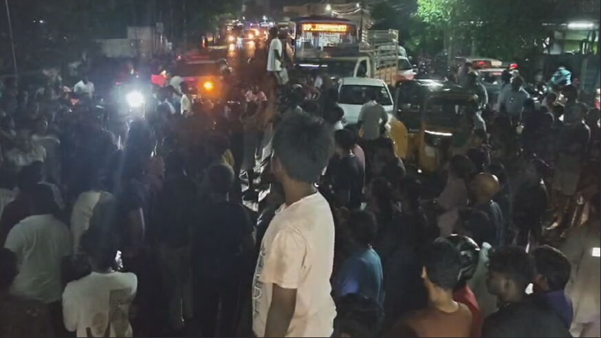sunnewstamil's tweet photo. #NewsUpdate | தாம்பரம்: மேடவாக்கத்தை அடுத்த பொன்மார் பகுதியில் சாலை விபத்தில் 4 வயது சிறுவன் உயிரிழப்பு - மோசமான சாலையால் அடிக்கடி விபத்து நடப்பதாக குற்றம் சாட்டி நேற்றிரவு அப்பகுதி மக்கள் சாலை மறியல் போராட்டம்

#SunNews | #Tambaram | #Protest https://t.co/Tjfo4iQvd0