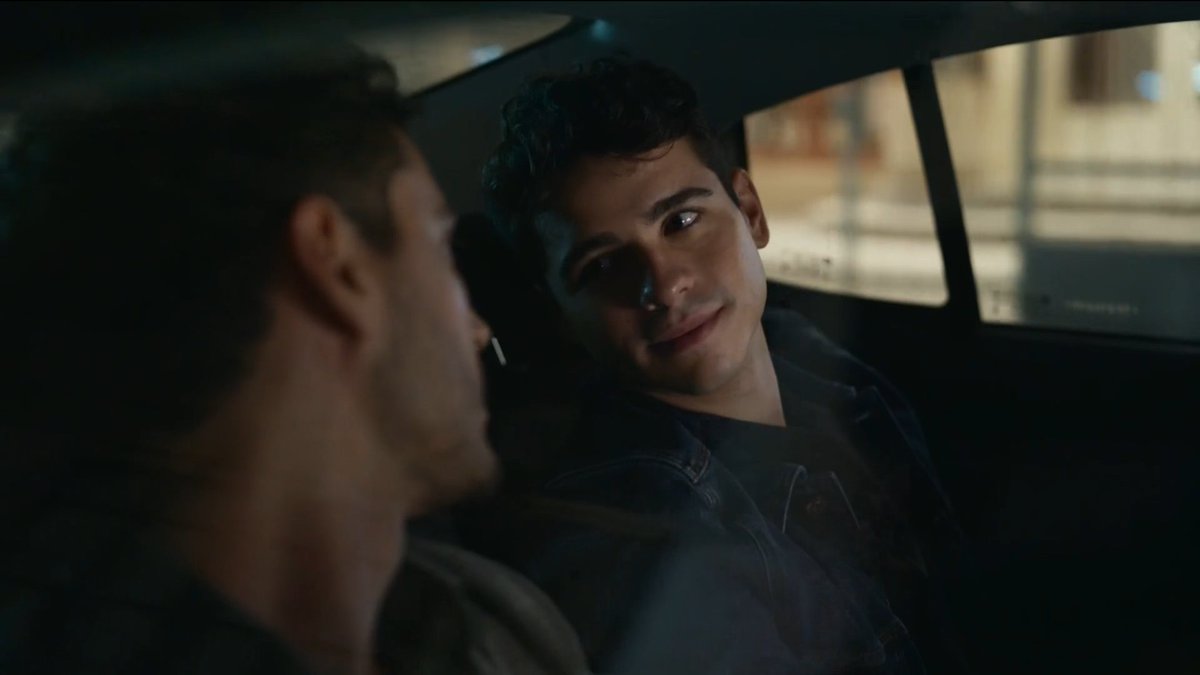 forumeplay's tweet photo. Eles quase se beijando no Uber #QuemAmaCuida https://t.co/R9XMve5BXJ