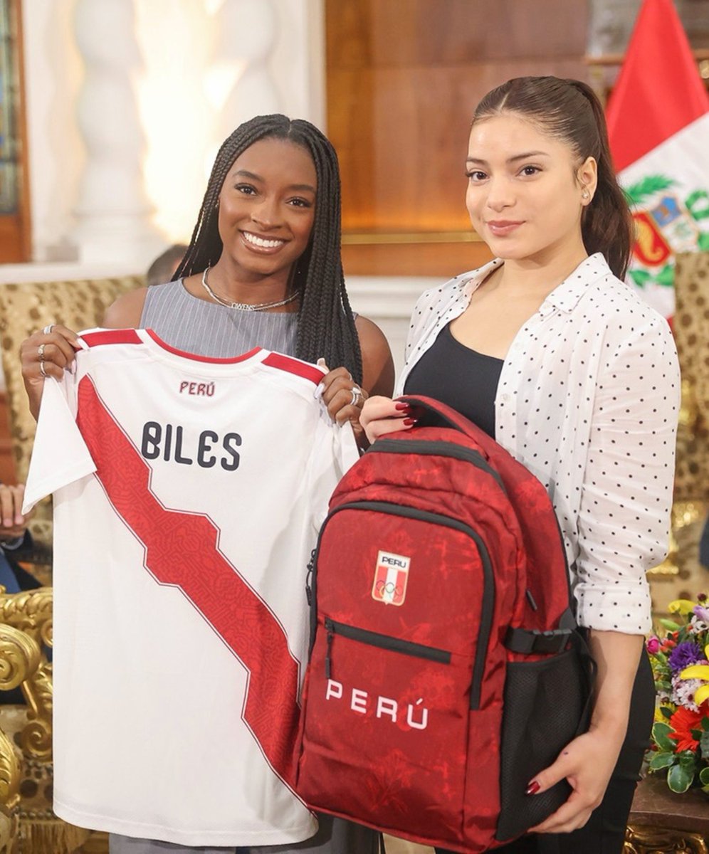 PuntoEnJuego's tweet photo. Comparte esta foto de nuestra Fabi Díaz 🇵🇪 junto a Simone Biles 🇺🇸 para la buena suerte

📸 @Lima2027Juegos https://t.co/rRdcQsQgLu
