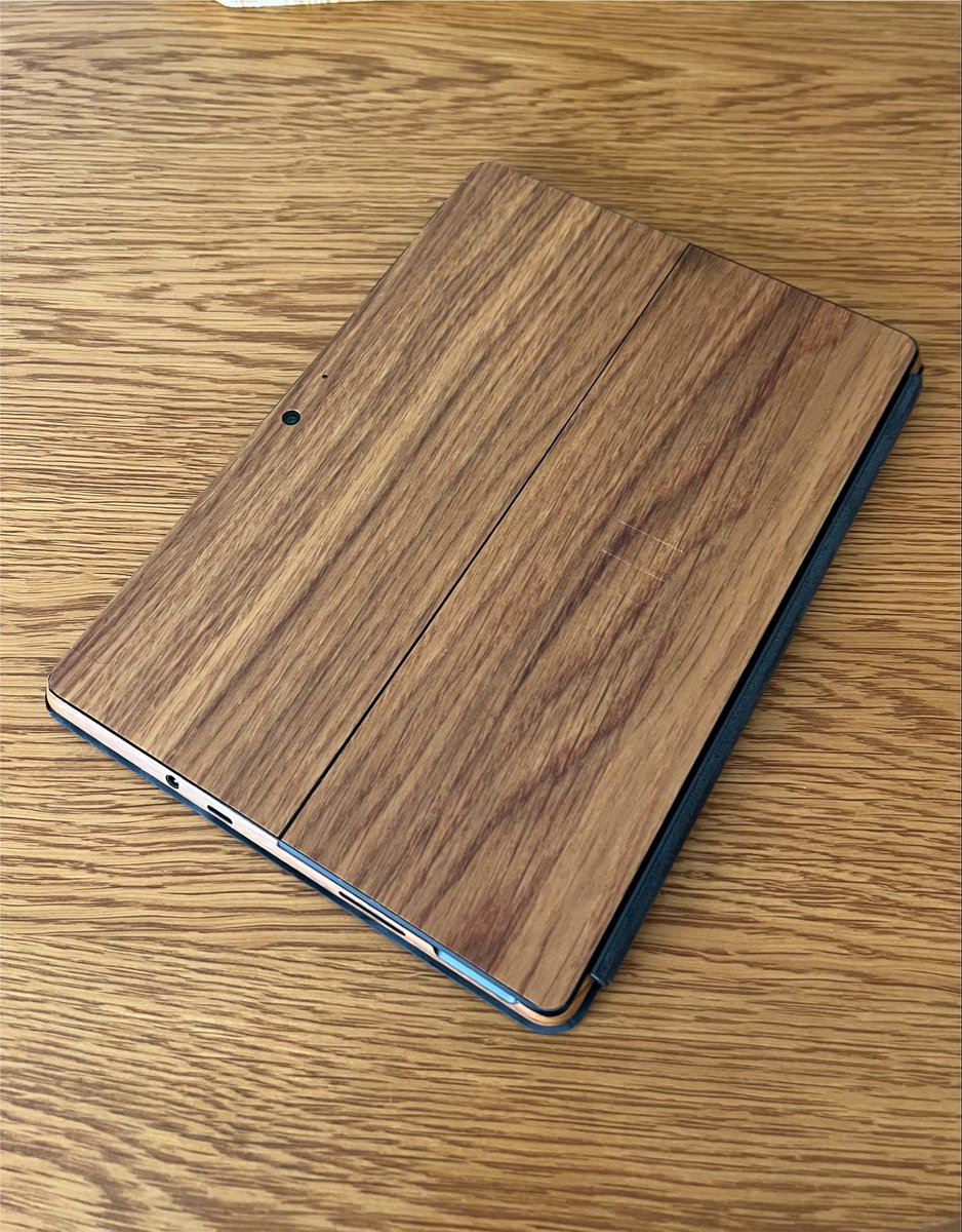 Nrtwd's tweet photo. 外装難ありで買ったSurfaceGo3にダイノックフィルム貼ったら迷彩っぽくなった。 https://t.co/SPbIl6fsBf