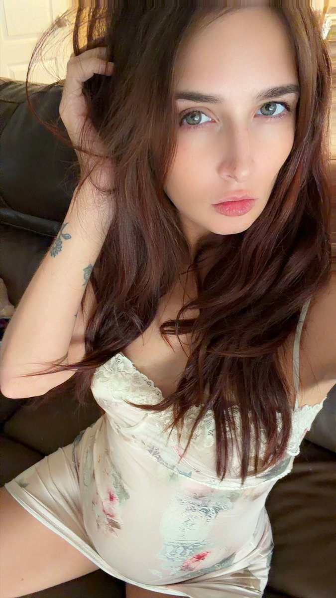 ItsZoeyKush's tweet photo. Check out my OF for some sexy selfies I took 😝 https://t.co/d8A1YnPUj3